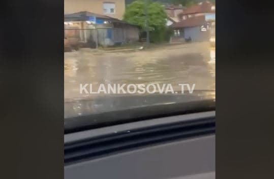 Shiu i rrëmbyeshëm e qet nga 'shtrati' lumin Çokolica (VIDEO)