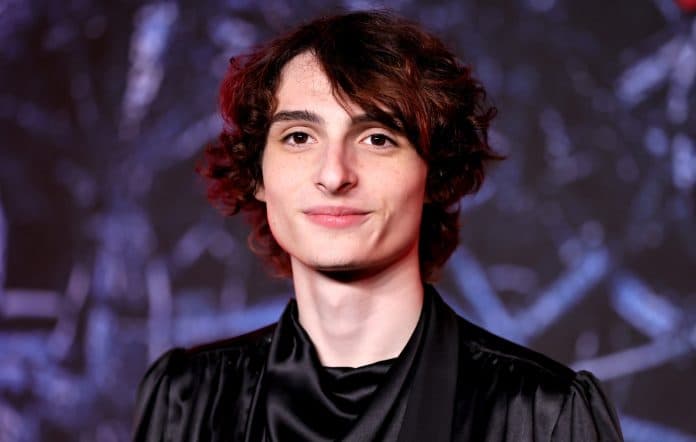 Finn Wolfhard shpjegon pse ai ende jeton në shtëpi me prindërit e tij