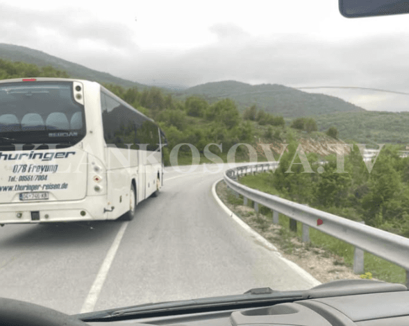Autobusi kalon në vijë të plotë dhe kthesë të rrezikshme në magjistralen Dragash-Zhur