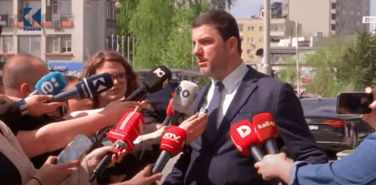 Krasniqi, VV-së për kryeparlamentarin: U takon t'i bëjnë votat nëse munden