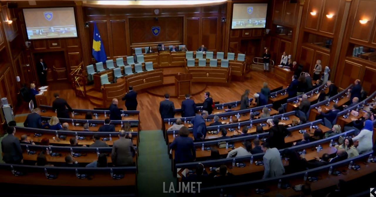 Zhbllokimi i shtetit, kush janë 10 deputetët që formojnë Kuvendin? (VIDEO)