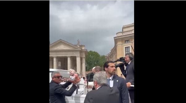 Fëmija shqiptar “i bekuar” nga Papa - Në ritualin e Pashkëve në Vatikan, të fundit preku një foshnje shqiptare
