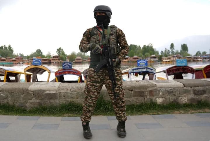 Bizneset filluan të rihapen në Kashmir, por tensionet vazhdojnë