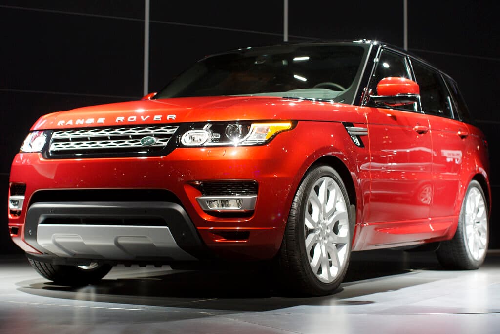 Jaguar Land Rover pauzon dërgesat në ShBA pas tarifave të Trumpit