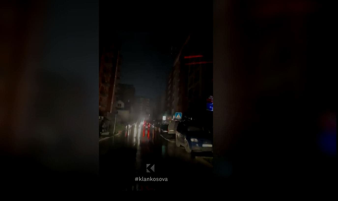 Lagjja "Muharrem Fejza" mbetet pa rrymë, dyshohet shkak të jetë shpërthimi i një zjarri (VIDEO)