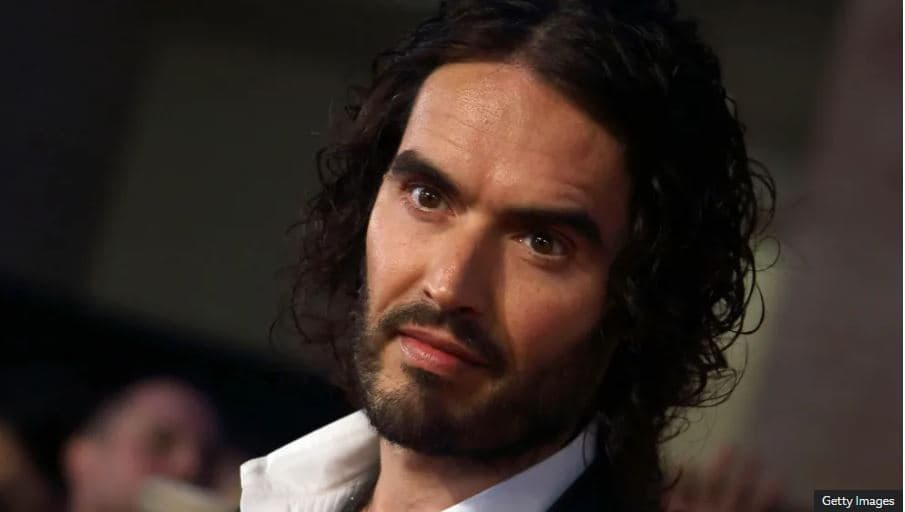 Komediani Russell Brand akuzohet për përdhunim