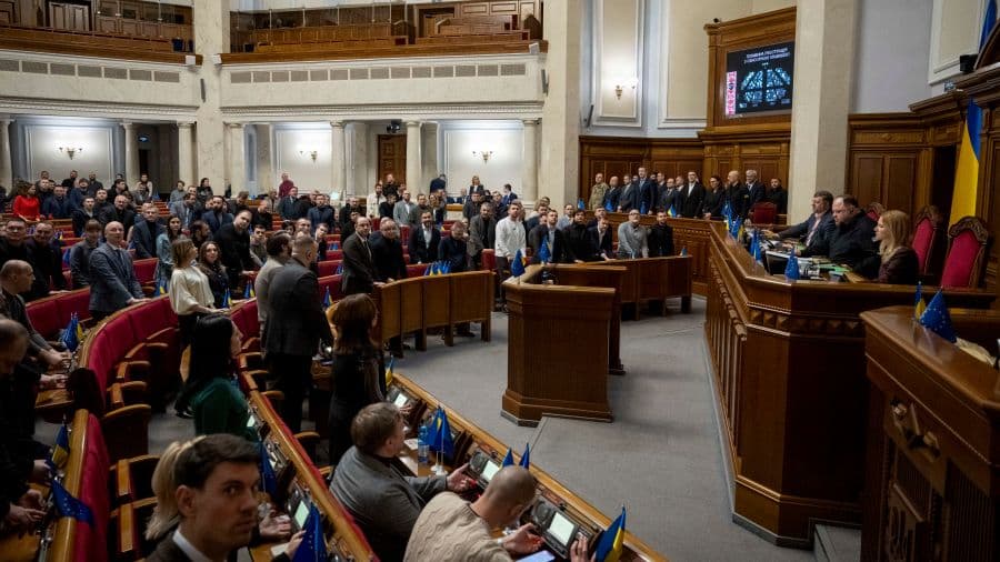 Parlamenti i Ukrainës zgjat ligjin ushtarak deri në gusht