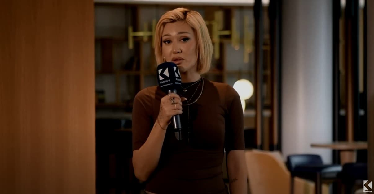 Zbulon mesazhet, këngëtarja ka lidhje interesante me Drake (VIDEO)