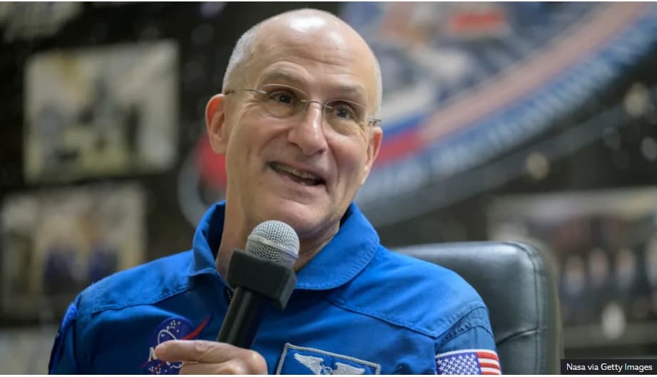 Astronauti më i vjetër amerikan kthehet në Tokë në ditëlindjen e 70-të