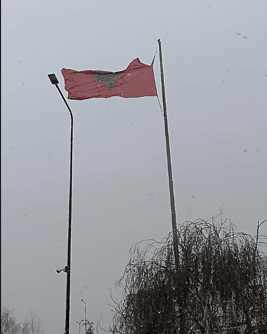 Asnjë reagim nga autoritetet, flamuri shqiptar në hyrje të Prishtinës valvitet i grisur (FOTO)