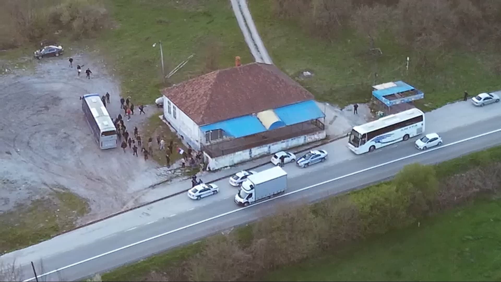 Serbët e nisur këmbë nga Kosova për në Serbi, kapen duke hipur në autobus (VIDEO)