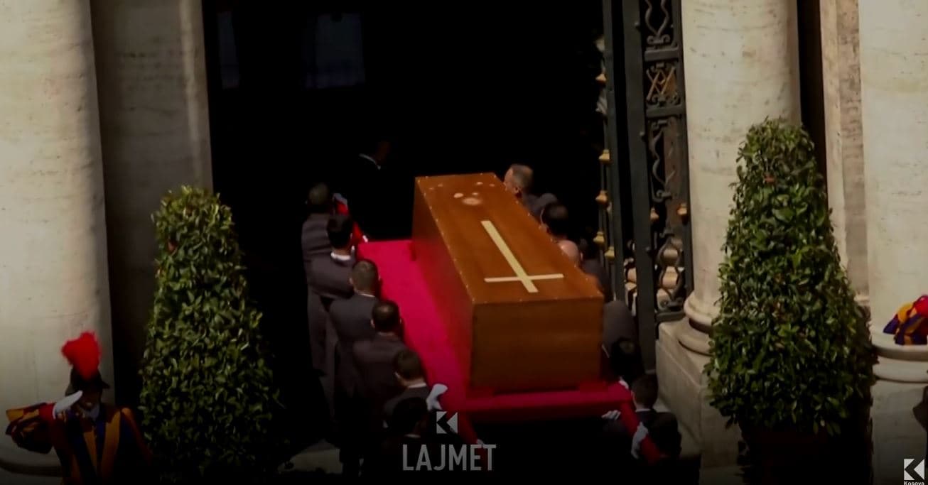 Vendqëndrimi i përjetshëm, “Papa i popullit” nuk deshi varr luksoz (VIDEO)