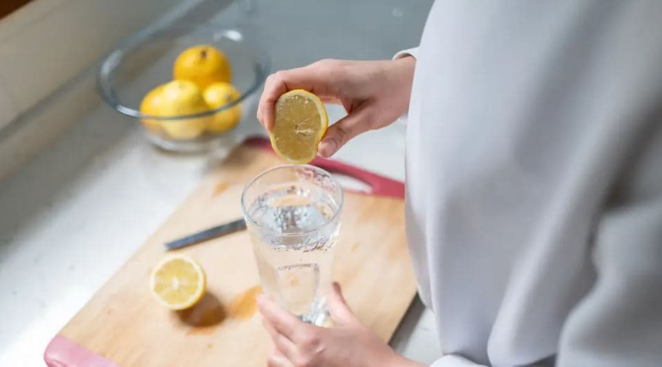 Uji me limon në mëngjes - mit apo mrekulli?