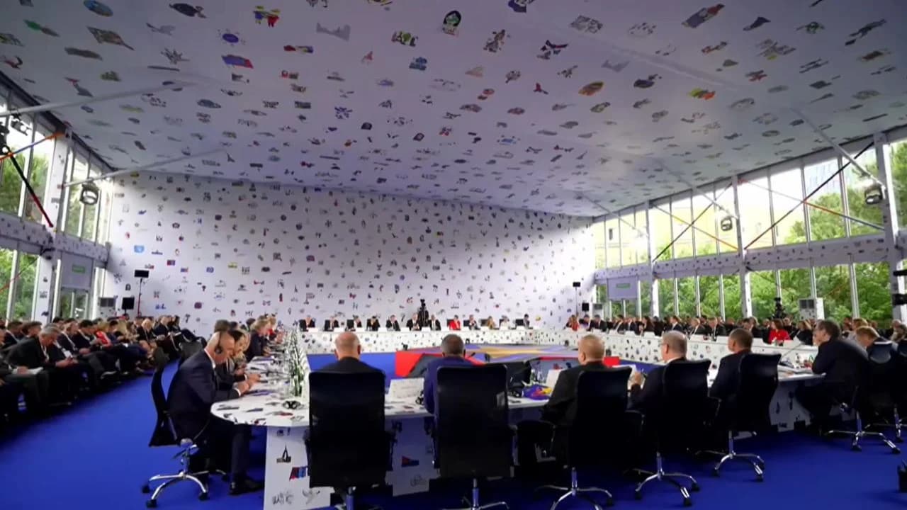 “Shtëpia e shqiptarit e Zotit dhe mikut”, e deri te ulja në gjunjë – çka u pa në Samitin Evropian në Tiranë (VIDEO)
