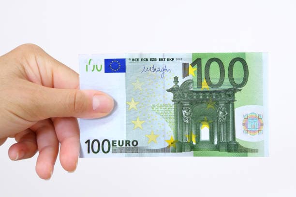 Policja në Ferizaj gjen dhe kthen para të humbura