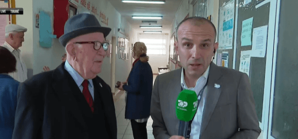 100-vjeçari hedh votën në Tiranë: Kam votuar që në vitin 1946