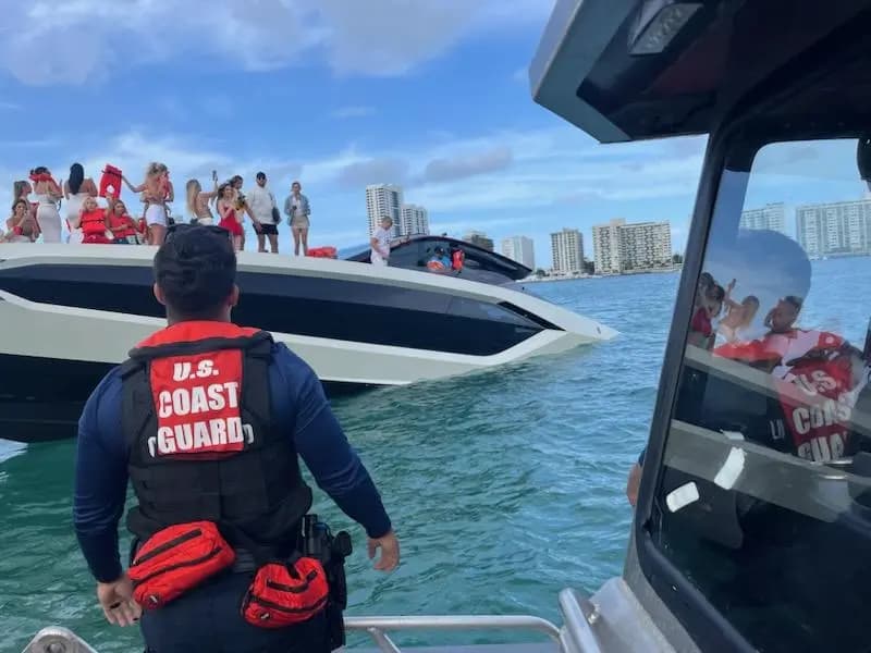 Përmbyset varka ‘Lamborghini’ në Miami, shpëtojnë mbi 30 persona