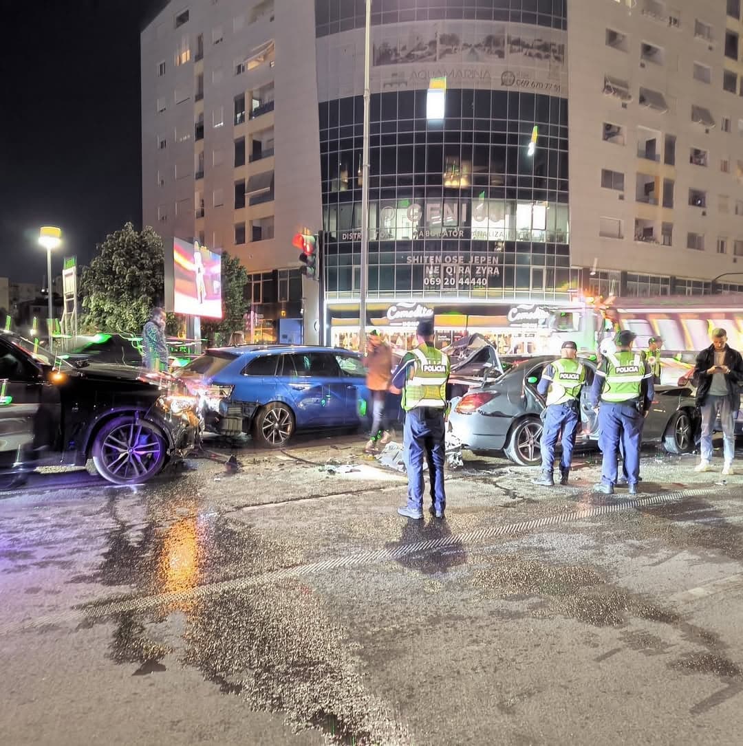 Aksident dhe sherr me leva hekuri, BMW me targa angleze ndjek Benz-in në Tiranë