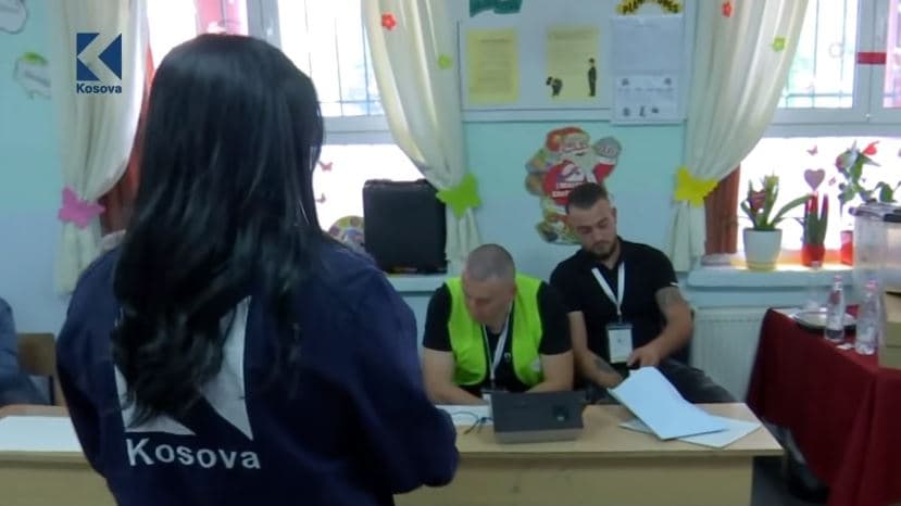Klani ndjekë nga afër procesin e votimit në shkollën "Vasil Shanto" në Tiranë
