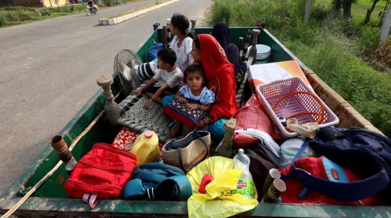Banorët largohen nga fshatrat pranë kufirit me Indinë