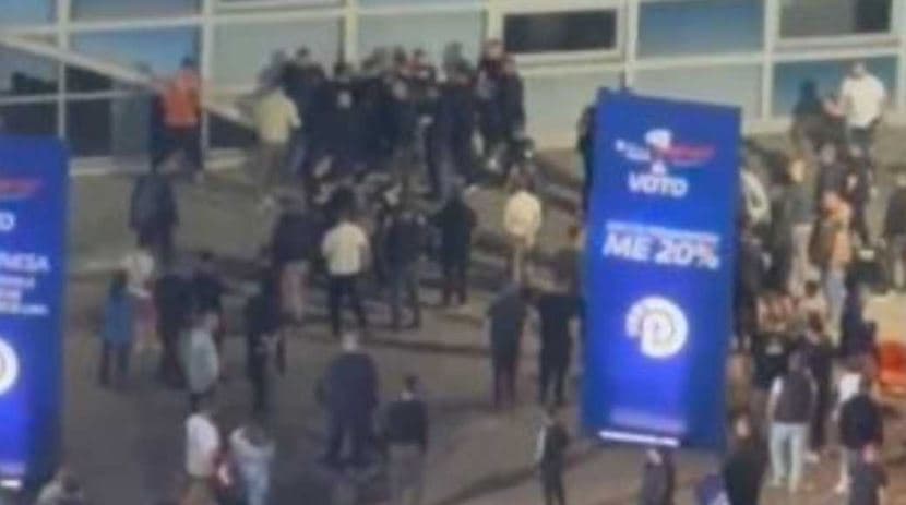 Sherr masiv në mitingun e Berishës në Elbasan, përleshen militantët