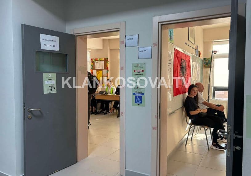 Shqipëri: Nis procesi i votimit në shkollën "Kosova"