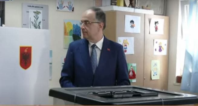 Zgjedhjet në Shqipëri: Voton Presidenti Begaj