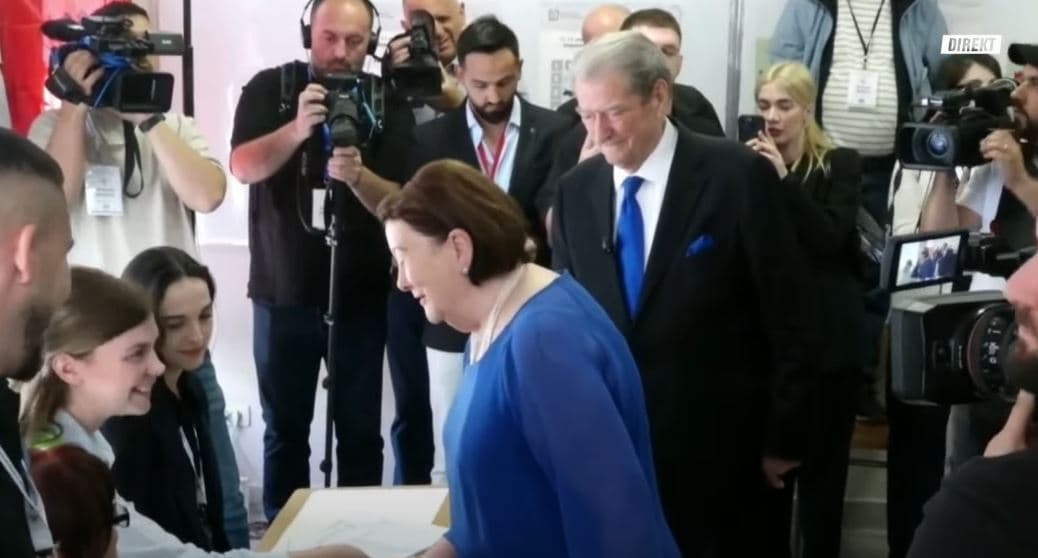 Voton Sali Berisha, kryetari i PD-së me gruan e tij