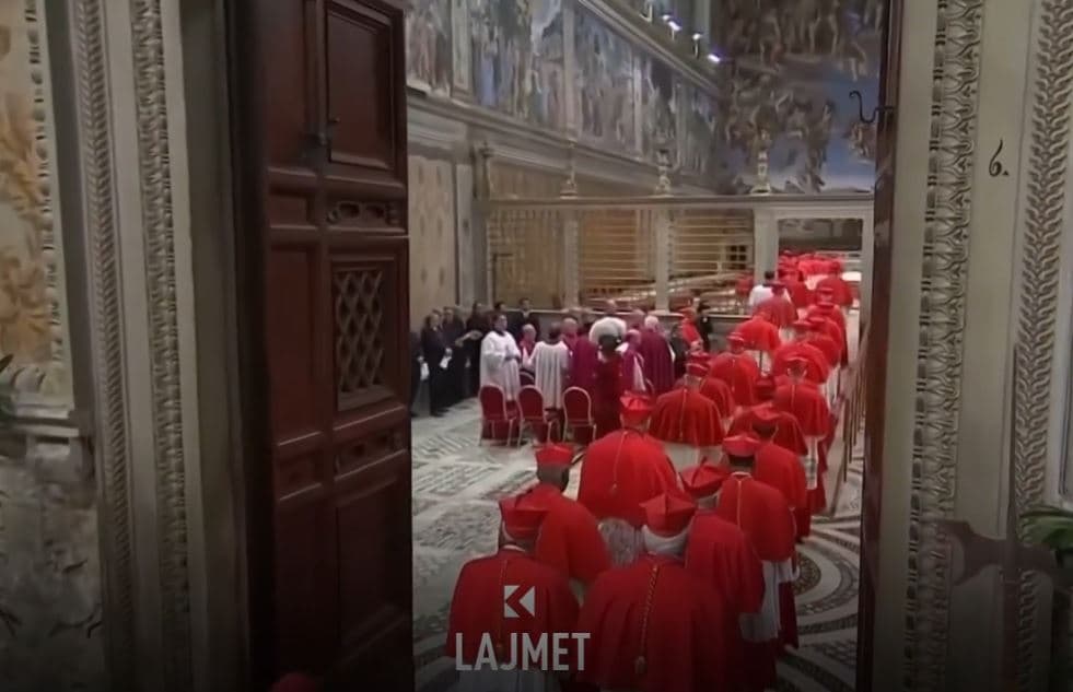 Përgatitjet në Vatikan - bëhen gati rrobat për papën e ri (VIDEO)