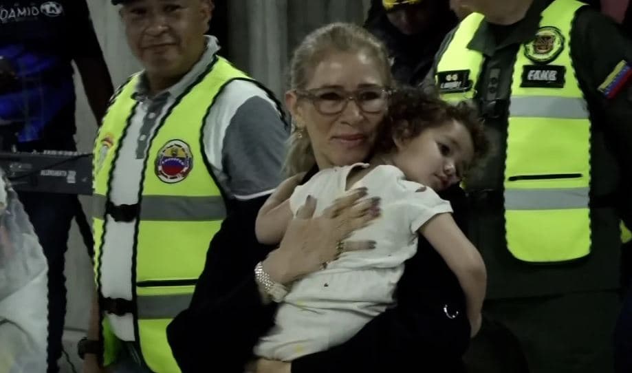 Kthehet në Venezuelë vajza e vogël që u mbajt në SHBA pas deportimit të prindërve