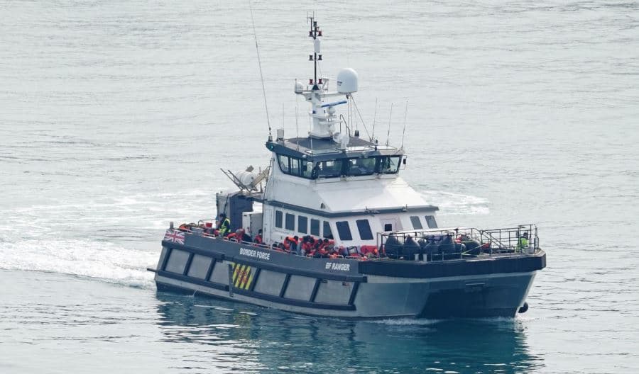 Një i vdekur dhe 60 të shpëtuar, pasi mbytet anija me emigrantë në Kanalin Anglez