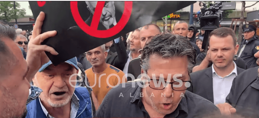 Demokratët në protestë sulmojnë gazetaren e Euronews Albania