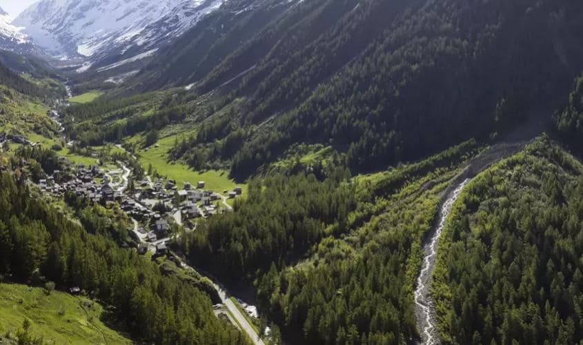 Mali rrezikon të shembet mbi fshatin zviceran