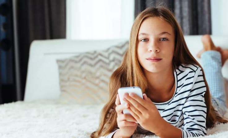Studimi: Koha në telefona privon nga gjumi dhe rrit depresionin tek adoleshentët