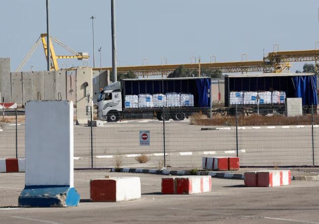 Rreth 100 kamionë me ushqim dhe pajisje mjekësore kalojnë kufirin në Gaza