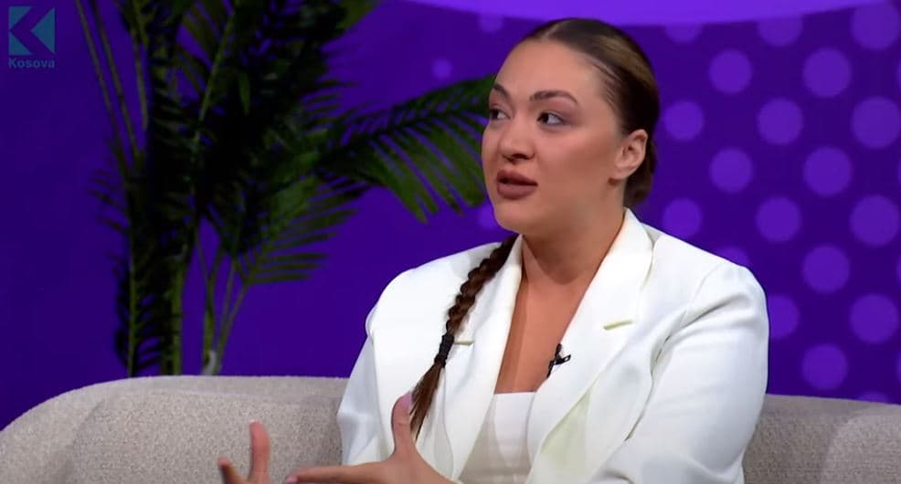 Shpërthen komentatorja: ‘Më prekën në moral veç pse isha femër' (VIDEO)