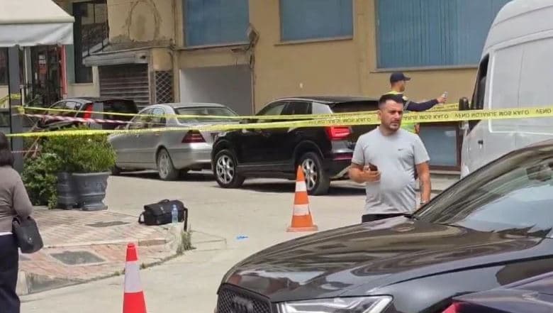 Aksident në Fier, 23-vjeçari përplas për vdekje të moshuarin