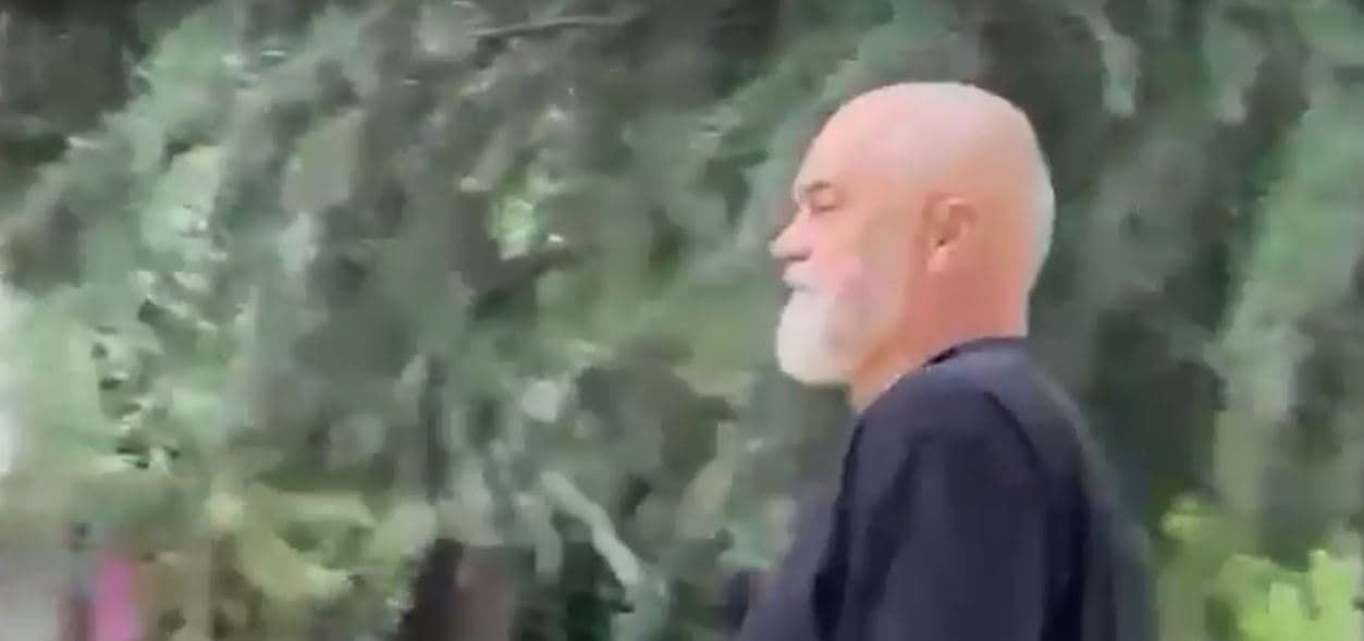 Edi Rama shihet i buzëqeshur pak para mbylljes së vendvotimeve (VIDEO)