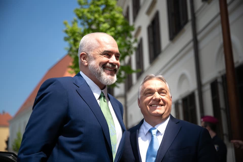 E uroi për fitore, Rama ia kthen Orbanit: Miku im, mezi pres të të mirëpres në Tiranë