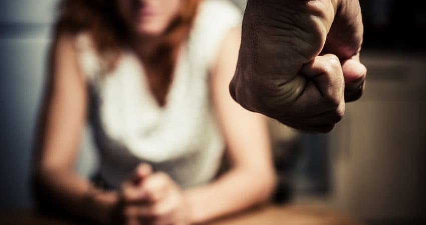 Ushtroi dhunë fizike dhe psikike ndaj të dashurës, arrestohet