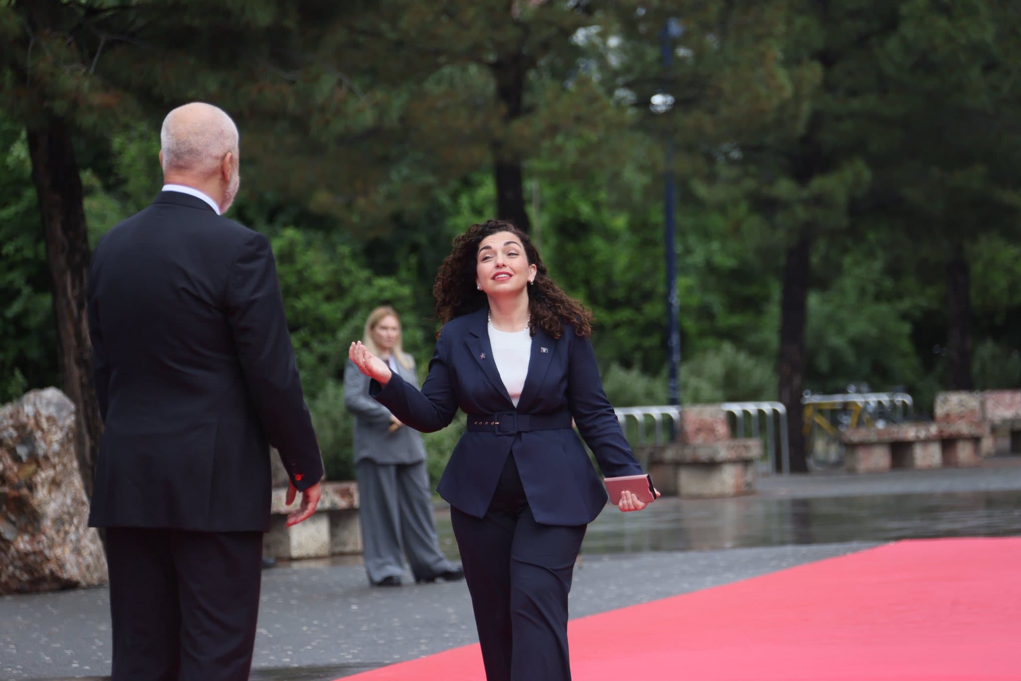 Rama ndan fotoalbumin e mikpritjes shqiptare për Evropën