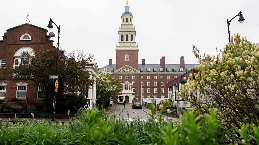 Harvardi padit administratën Trump pasi ia hoqi të drejtën e regjistrimit të studentëve të huaj