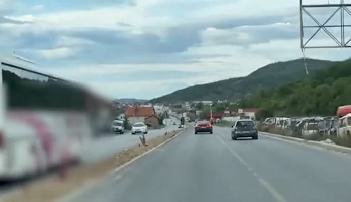 Gjobitet shoferi i autobusit që voziti në kahun e kundërt të rrugës në Prishtinë