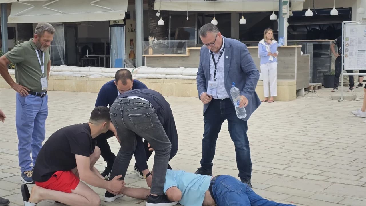 Sarandë: Komisioneri i PL-së pëson krizë epileptike, kandidati i PS-së ndërhyn t'i japë ndihmën e parë