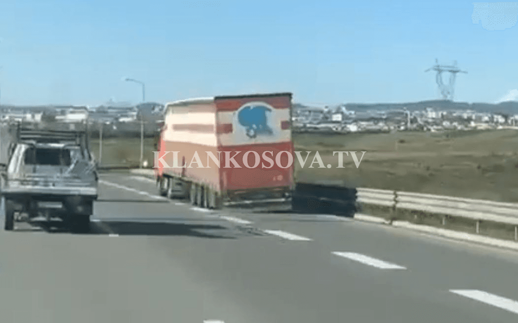 Kamioni në rrugën Prishtinë-Nish vazhdon rrugëtimin edhe me gomë të plasaritur (VIDEO)