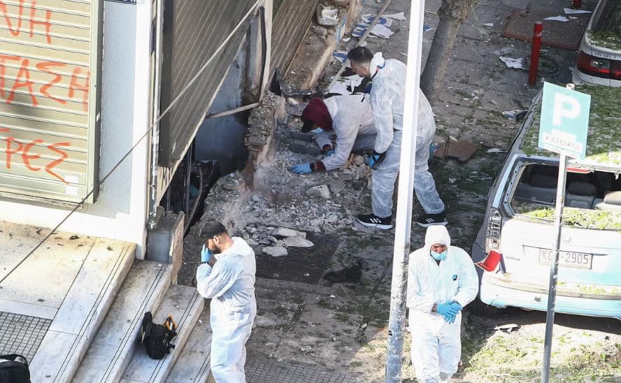 Vdes një grua në Greqi, i shpërtheu bomba në duar