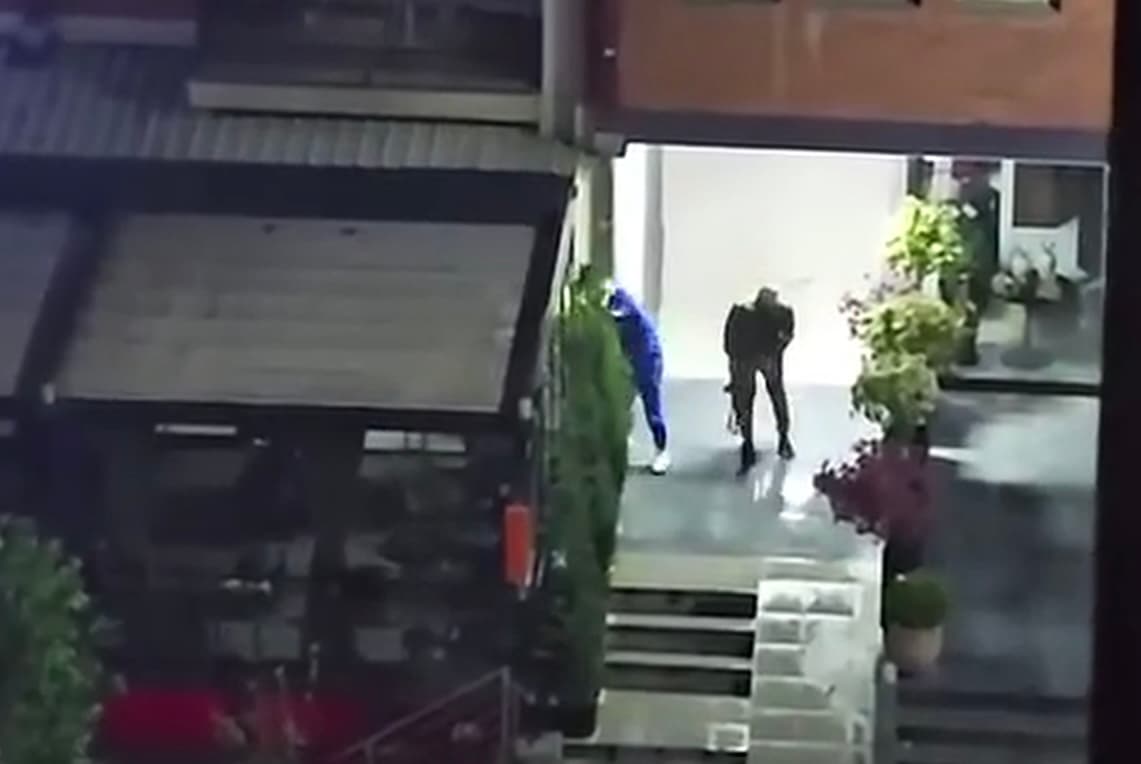 LAJMI I FUNDIT: Dy persona në vrap tek Rruga B, njëri me armë të gjatë (PAMJE)