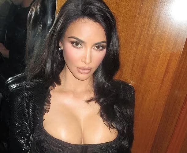 Kim Kardashian pozon gjysmë e zhveshur