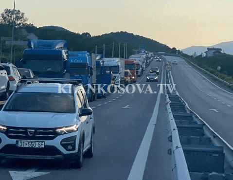 Krijohen kolona të gjata të kamionëve në Morinë (VIDEO)