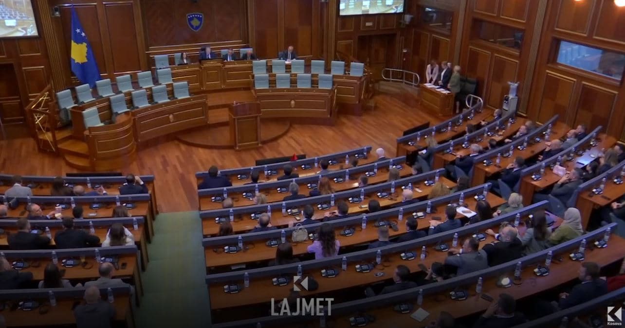 Ankesat e punëtorëve: Ua zvogëloi pagat, padi Kuvendit për ligjin (VIDEO)